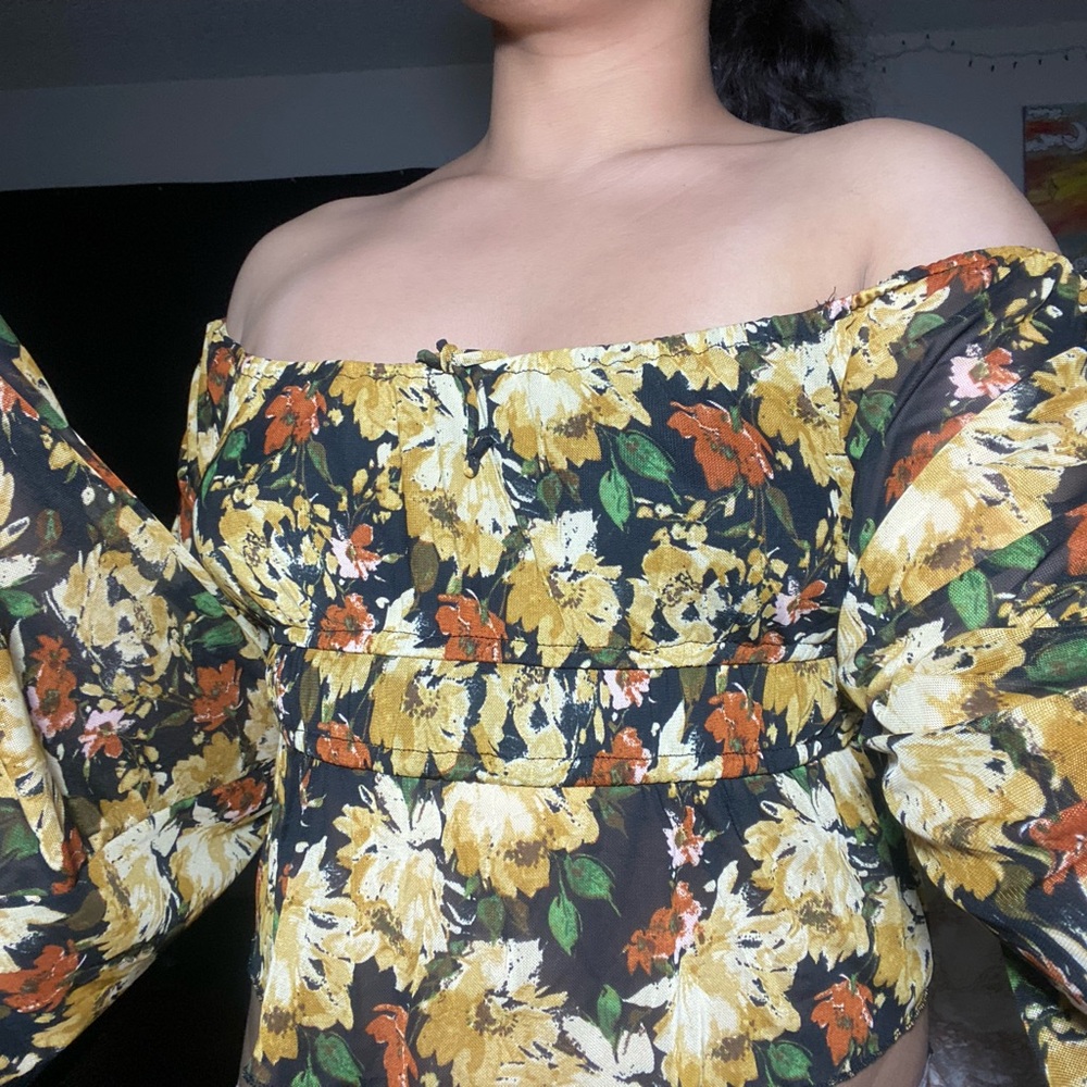 Loose off the shoulder cropped shirt - Picture 2 of 3